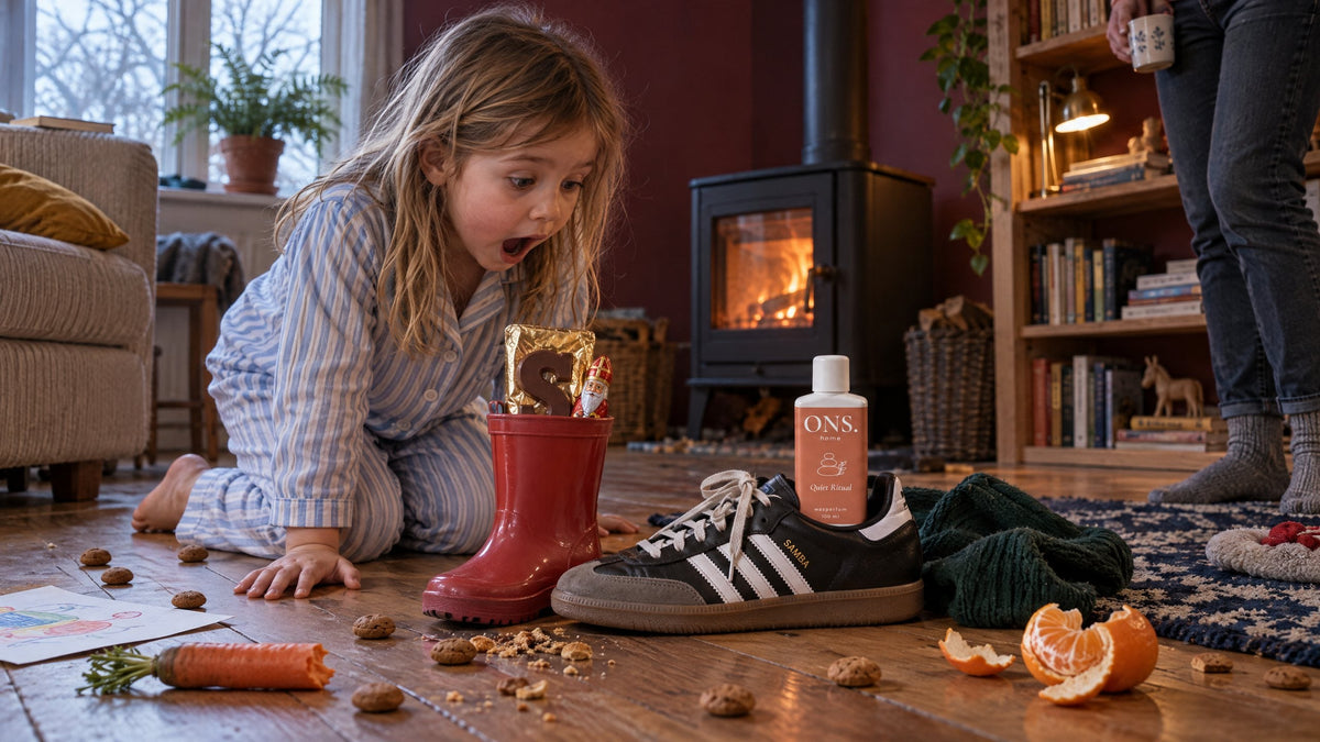 Meisje ontdekt bij de kachel een fles Quiet Ritual van ONS. in een schoen: wasparfum voor sinterklaas