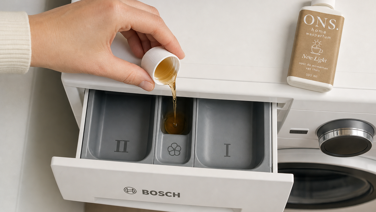 Dopje wasparfum wordt leeggegoten in het wasverzachtervakje van een Bosch-wasmiddellade